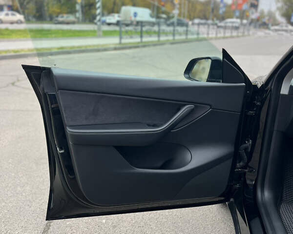 Черный Тесла Model Y, объемом двигателя 0 л и пробегом 5 тыс. км за 24999 $, фото 12 на Automoto.ua