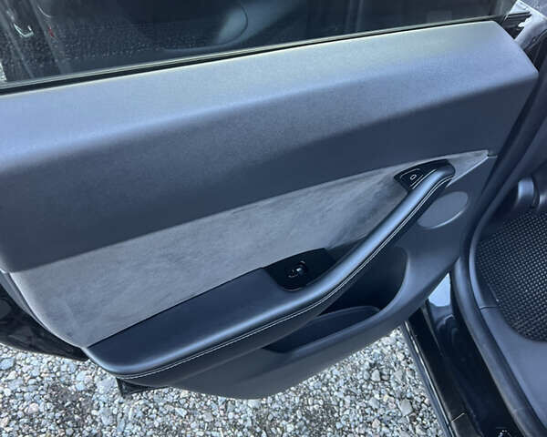 Черный Тесла Model Y, объемом двигателя 0 л и пробегом 52 тыс. км за 25800 $, фото 13 на Automoto.ua