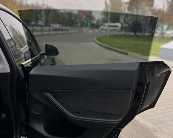 Черный Тесла Model Y, объемом двигателя 0 л и пробегом 5 тыс. км за 24999 $, фото 9 на Automoto.ua