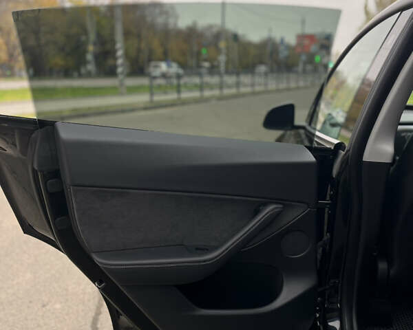 Черный Тесла Model Y, объемом двигателя 0 л и пробегом 5 тыс. км за 24999 $, фото 8 на Automoto.ua