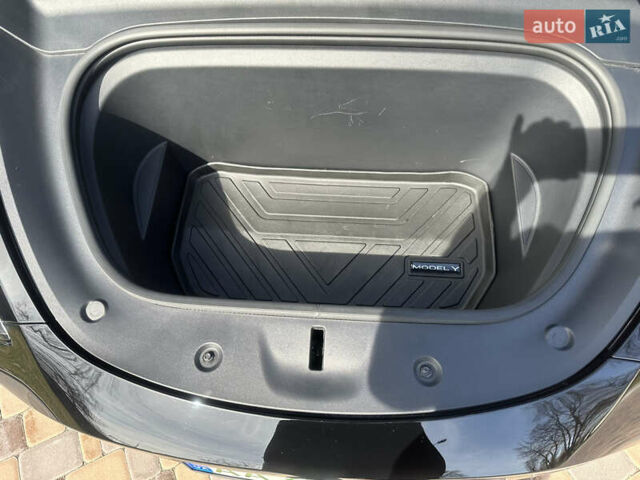 Черный Тесла Model Y, объемом двигателя 0 л и пробегом 27 тыс. км за 29999 $, фото 2 на Automoto.ua