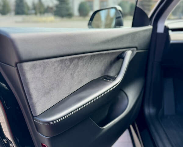 Черный Тесла Model Y, объемом двигателя 0 л и пробегом 44 тыс. км за 26500 $, фото 28 на Automoto.ua
