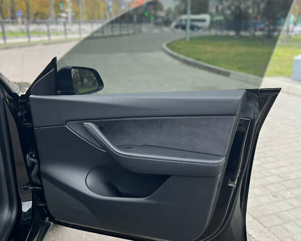 Черный Тесла Model Y, объемом двигателя 0 л и пробегом 5 тыс. км за 24999 $, фото 11 на Automoto.ua