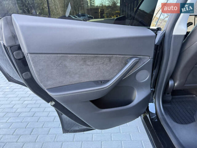Черный Тесла Model Y, объемом двигателя 0 л и пробегом 68 тыс. км за 28500 $, фото 115 на Automoto.ua