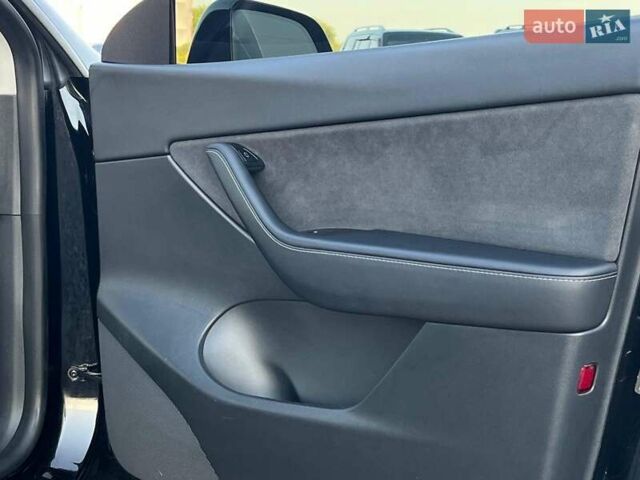 Черный Тесла Model Y, объемом двигателя 0 л и пробегом 73 тыс. км за 27890 $, фото 44 на Automoto.ua