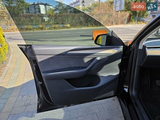 Черный Тесла Model Y, объемом двигателя 0 л и пробегом 27 тыс. км за 28999 $, фото 11 на Automoto.ua
