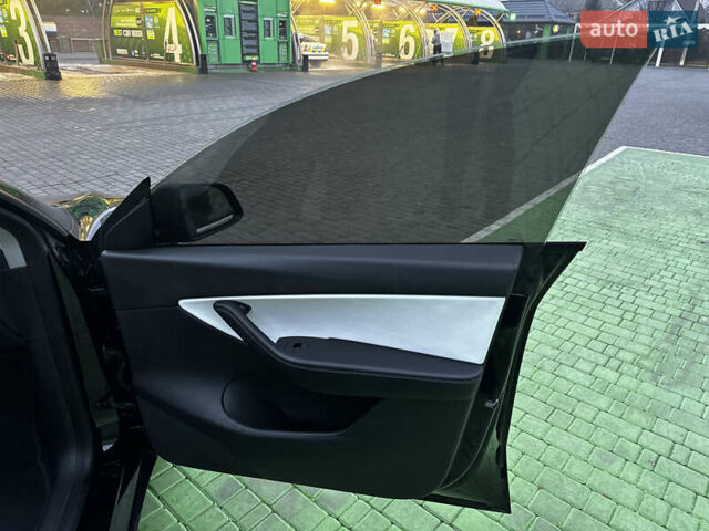 Черный Тесла Model Y, объемом двигателя 0 л и пробегом 85 тыс. км за 28000 $, фото 37 на Automoto.ua