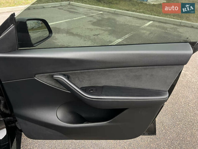 Черный Тесла Model Y, объемом двигателя 0 л и пробегом 61 тыс. км за 22900 $, фото 22 на Automoto.ua