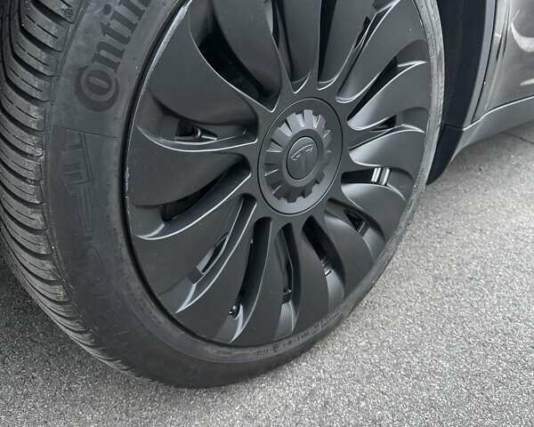 Черный Тесла Model Y, объемом двигателя 0 л и пробегом 46 тыс. км за 34000 $, фото 4 на Automoto.ua