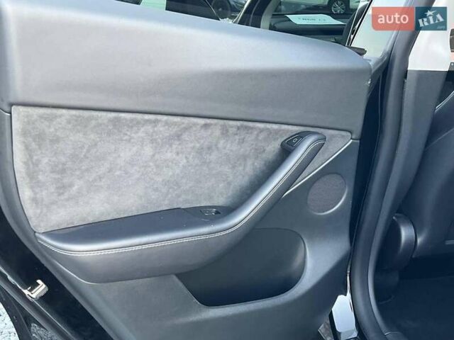 Черный Тесла Model Y, объемом двигателя 0 л и пробегом 73 тыс. км за 27890 $, фото 24 на Automoto.ua