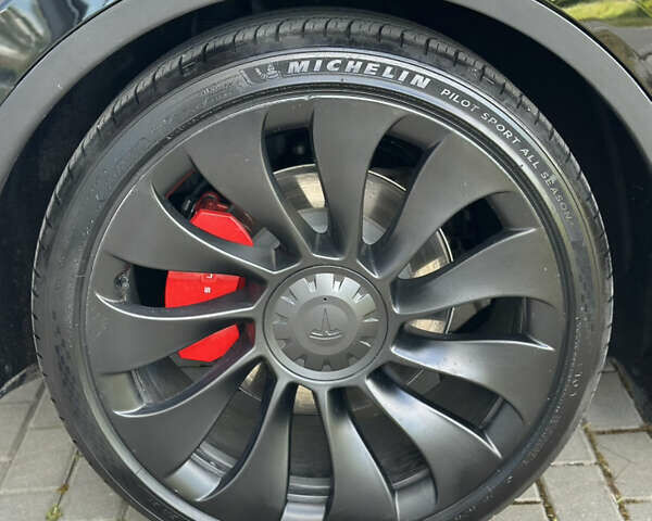 Черный Тесла Model Y, объемом двигателя 0 л и пробегом 13 тыс. км за 28999 $, фото 5 на Automoto.ua