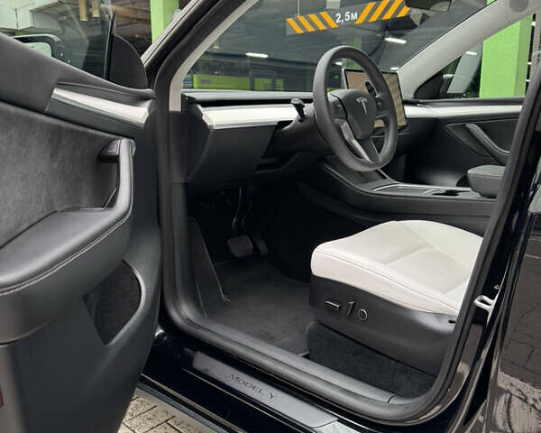 Черный Тесла Model Y, объемом двигателя 0 л и пробегом 28 тыс. км за 29000 $, фото 7 на Automoto.ua