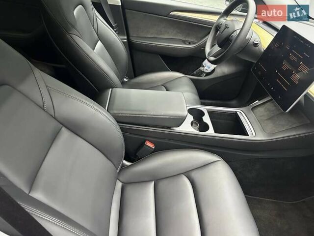 Черный Тесла Model Y, объемом двигателя 0 л и пробегом 1 тыс. км за 41500 $, фото 13 на Automoto.ua