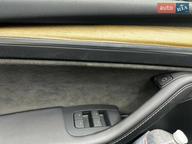 Черный Тесла Model Y, объемом двигателя 0 л и пробегом 1 тыс. км за 41500 $, фото 11 на Automoto.ua