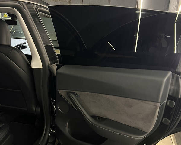 Черный Тесла Model Y, объемом двигателя 0 л и пробегом 71 тыс. км за 29000 $, фото 15 на Automoto.ua