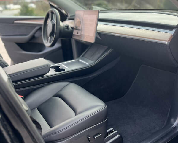 Черный Тесла Model Y, объемом двигателя 0 л и пробегом 25 тыс. км за 31500 $, фото 3 на Automoto.ua