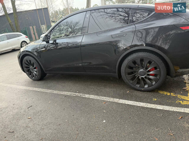 Черный Тесла Model Y, объемом двигателя 0 л и пробегом 33 тыс. км за 29999 $, фото 1 на Automoto.ua