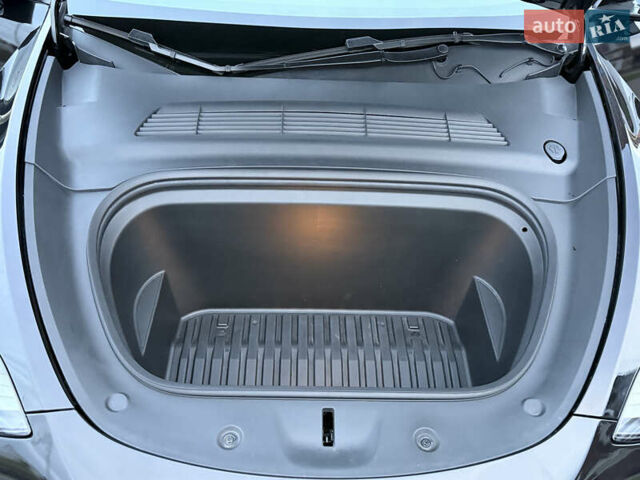 Черный Тесла Model Y, объемом двигателя 0 л и пробегом 67 тыс. км за 33490 $, фото 31 на Automoto.ua