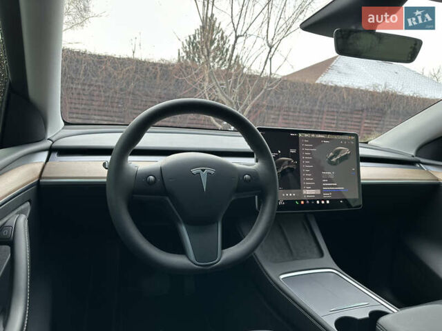 Черный Тесла Model Y, объемом двигателя 0 л и пробегом 1 тыс. км за 40500 $, фото 16 на Automoto.ua