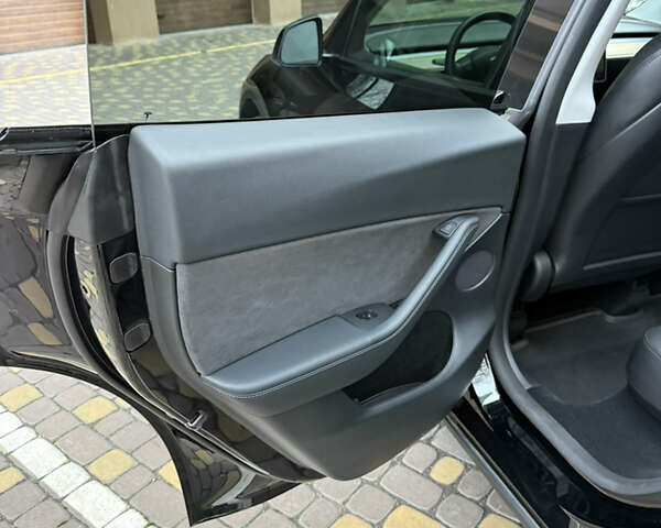 Черный Тесла Model Y, объемом двигателя 0 л и пробегом 9 тыс. км за 31000 $, фото 14 на Automoto.ua