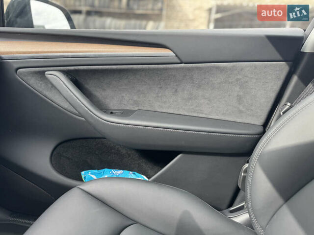 Черный Тесла Model Y, объемом двигателя 0 л и пробегом 2 тыс. км за 38300 $, фото 32 на Automoto.ua
