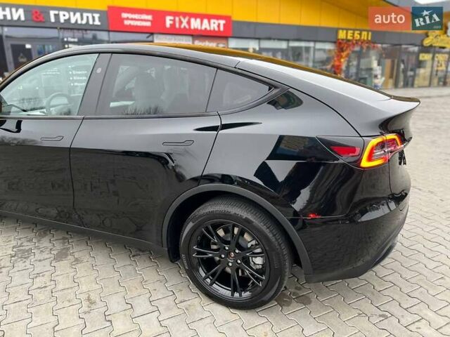 Черный Тесла Model Y, объемом двигателя 0 л и пробегом 19 тыс. км за 33000 $, фото 3 на Automoto.ua