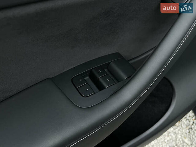 Черный Тесла Model Y, объемом двигателя 0 л и пробегом 1 тыс. км за 36000 $, фото 11 на Automoto.ua