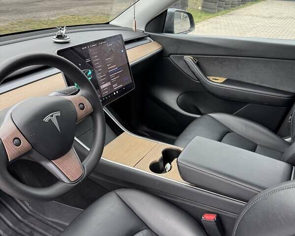 Серый Тесла Model Y, объемом двигателя 0 л и пробегом 63 тыс. км за 23900 $, фото 4 на Automoto.ua