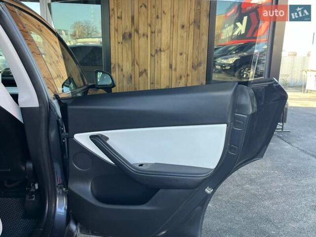Серый Тесла Model Y, объемом двигателя 0 л и пробегом 81 тыс. км за 22099 $, фото 20 на Automoto.ua