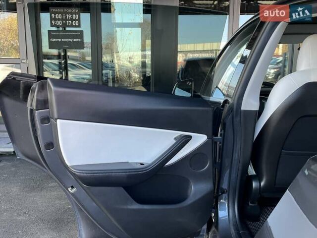 Серый Тесла Model Y, объемом двигателя 0 л и пробегом 81 тыс. км за 22099 $, фото 18 на Automoto.ua