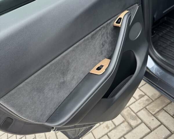 Серый Тесла Model Y, объемом двигателя 0 л и пробегом 63 тыс. км за 23900 $, фото 5 на Automoto.ua