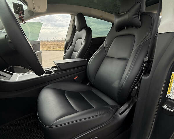 Серый Тесла Model Y, объемом двигателя 0 л и пробегом 96 тыс. км за 27500 $, фото 47 на Automoto.ua