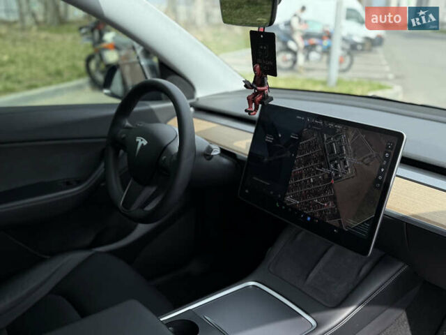 Серый Тесла Model Y, объемом двигателя 0 л и пробегом 96 тыс. км за 27500 $, фото 51 на Automoto.ua