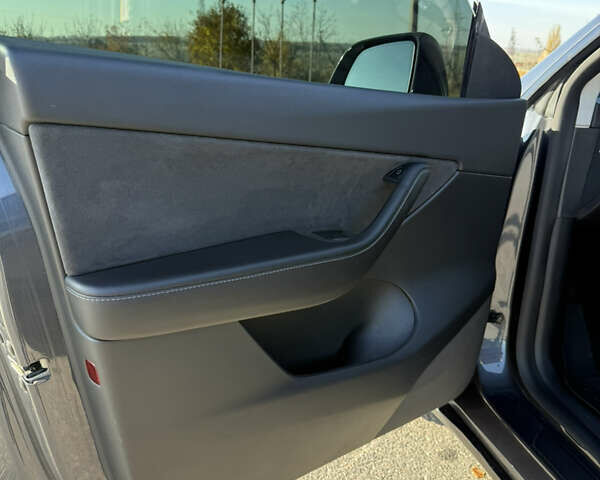 Серый Тесла Model Y, объемом двигателя 0 л и пробегом 44 тыс. км за 26000 $, фото 31 на Automoto.ua