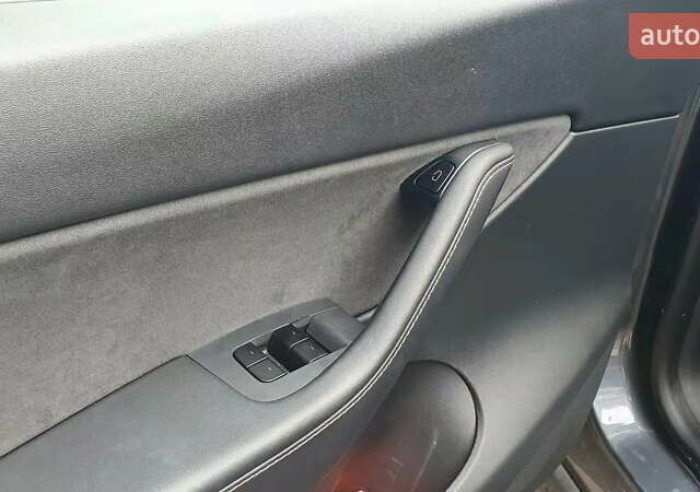 Серый Тесла Model Y, объемом двигателя 0 л и пробегом 84 тыс. км за 24999 $, фото 23 на Automoto.ua