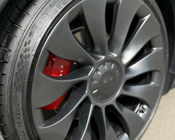 Серый Тесла Model Y, объемом двигателя 0 л и пробегом 96 тыс. км за 27500 $, фото 25 на Automoto.ua