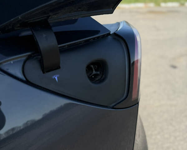 Серый Тесла Model Y, объемом двигателя 0 л и пробегом 44 тыс. км за 26000 $, фото 50 на Automoto.ua