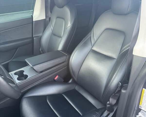 Серый Тесла Model Y, объемом двигателя 0 л и пробегом 28 тыс. км за 24500 $, фото 6 на Automoto.ua