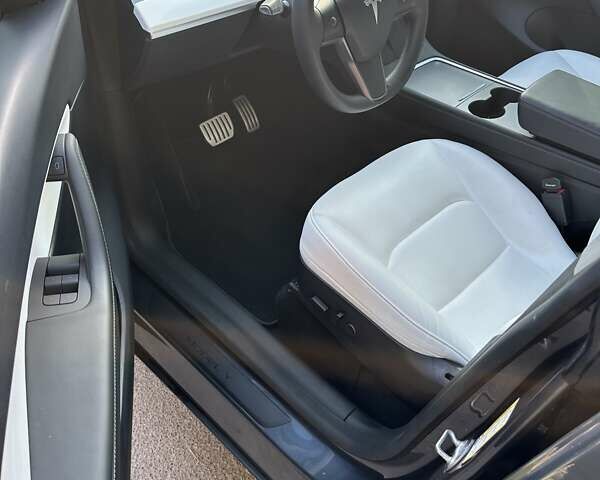 Серый Тесла Model Y, объемом двигателя 0 л и пробегом 28 тыс. км за 32999 $, фото 9 на Automoto.ua