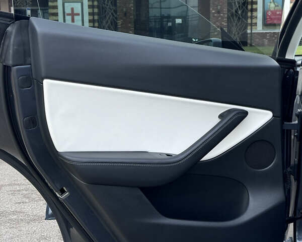 Серый Тесла Model Y, объемом двигателя 0 л и пробегом 26 тыс. км за 28900 $, фото 39 на Automoto.ua