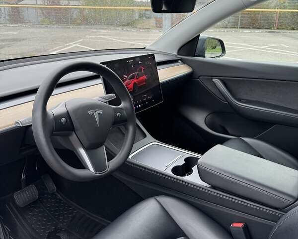 Серый Тесла Model Y, объемом двигателя 0 л и пробегом 61 тыс. км за 25500 $, фото 18 на Automoto.ua