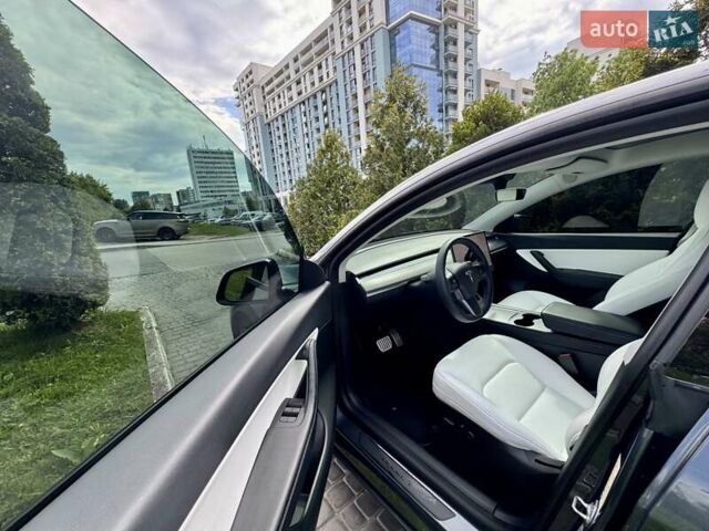 Серый Тесла Model Y, объемом двигателя 0 л и пробегом 28 тыс. км за 40865 $, фото 6 на Automoto.ua
