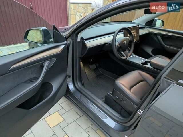Серый Тесла Model Y, объемом двигателя 0 л и пробегом 27 тыс. км за 25900 $, фото 12 на Automoto.ua