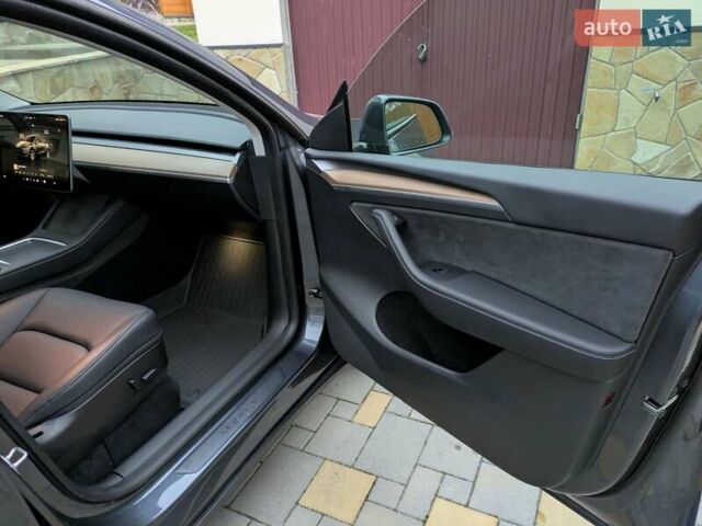 Серый Тесла Model Y, объемом двигателя 0 л и пробегом 27 тыс. км за 25900 $, фото 11 на Automoto.ua