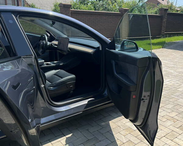 Серый Тесла Model Y, объемом двигателя 0 л и пробегом 59 тыс. км за 25900 $, фото 22 на Automoto.ua