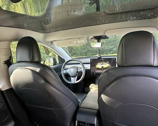 Серый Тесла Model Y, объемом двигателя 0 л и пробегом 60 тыс. км за 28999 $, фото 5 на Automoto.ua