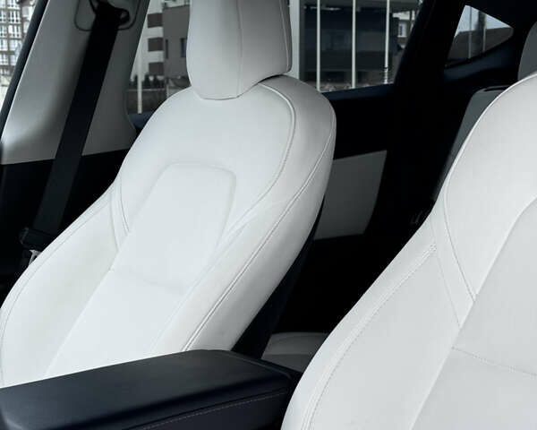 Серый Тесла Model Y, объемом двигателя 0 л и пробегом 26 тыс. км за 28900 $, фото 32 на Automoto.ua