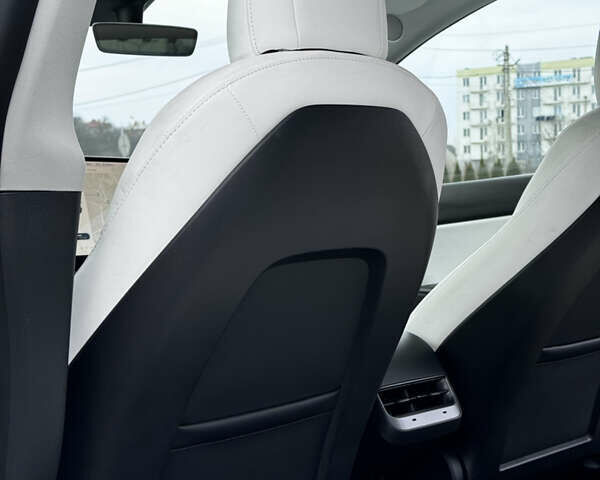 Серый Тесла Model Y, объемом двигателя 0 л и пробегом 26 тыс. км за 28900 $, фото 40 на Automoto.ua