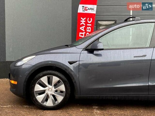 Серый Тесла Model Y, объемом двигателя 0 л и пробегом 61 тыс. км за 30999 $, фото 4 на Automoto.ua