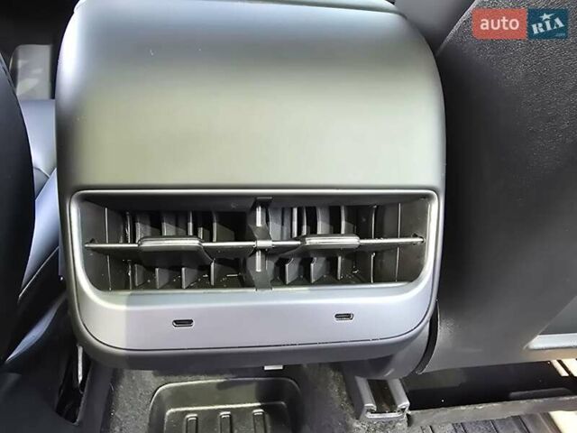 Серый Тесла Model Y, объемом двигателя 0 л и пробегом 34 тыс. км за 27500 $, фото 36 на Automoto.ua